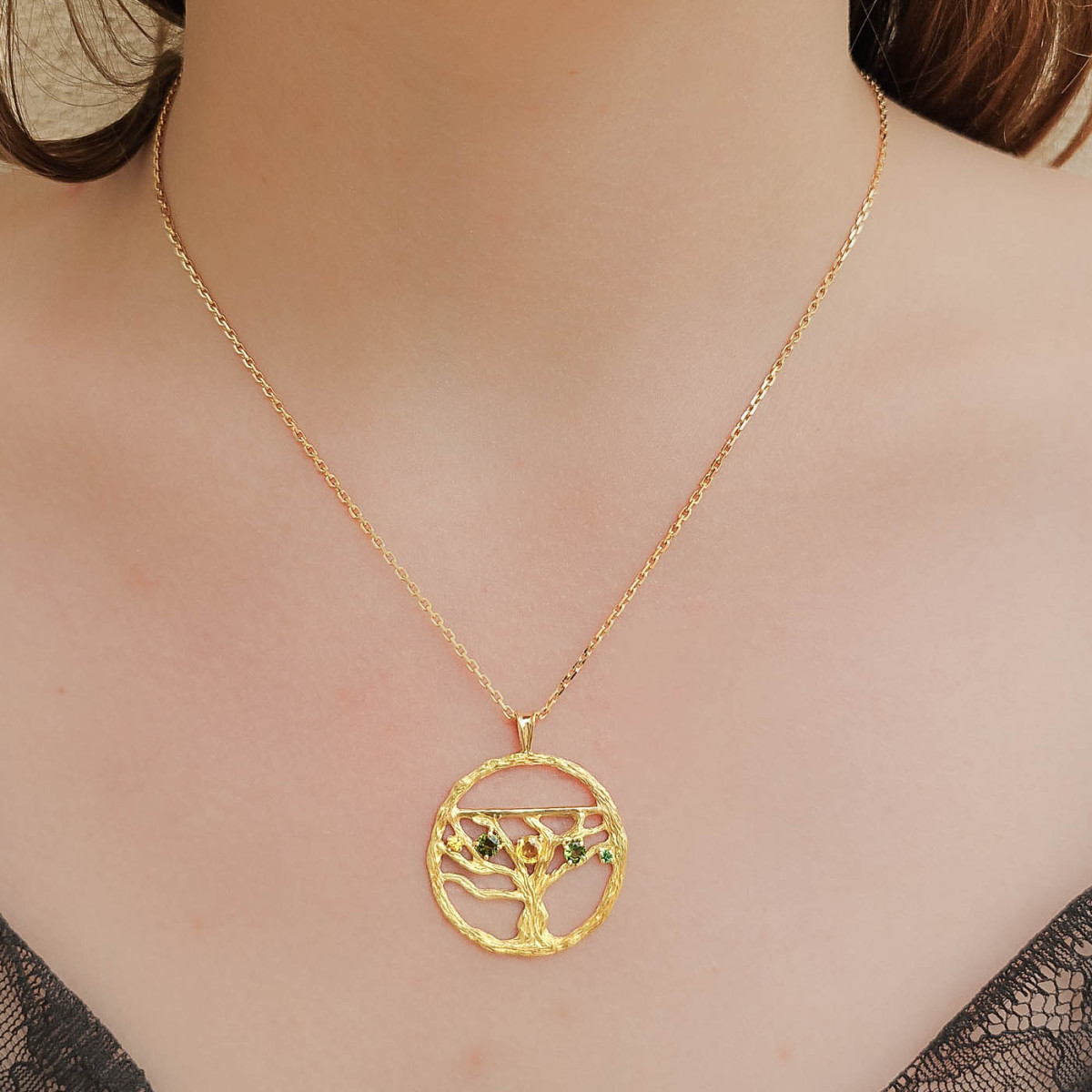 Bijou La Vigne-Pendentif Cep-30mm-Tsavorites et Saphirs jaunes, pendentifs or 18 k saphir, tsavorite jaune, vert