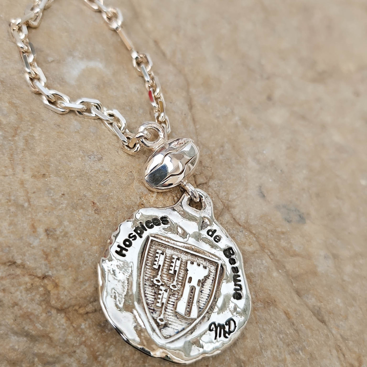 Bijou Porte clés du blason des Hospices de Beaune-Argent, porte-clés argent  argent