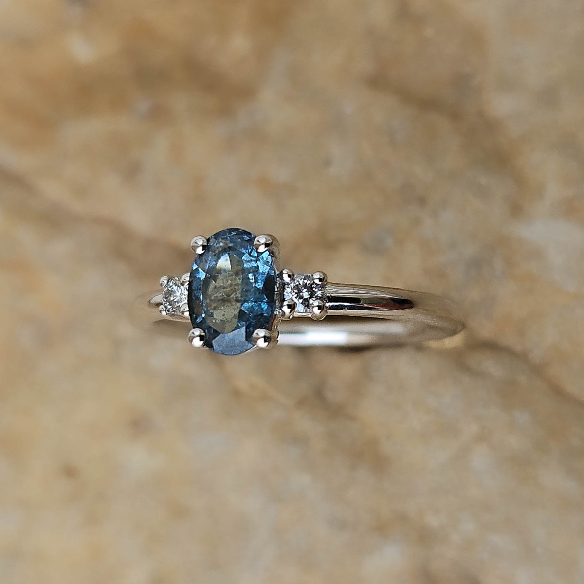 Bague sertie au centre d'une aigue-marine et 2 diamants Bague sertie au centre d'une aigue-marine et 2 diamants