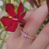 Une bague en or jaune 18k sertie d'un saphir rose et de diamants