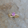 Bague en or jaune 18k sertie clos d'un saphir rose et de diamants, serti perlé