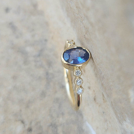 Bague en or jaune 18k -sertie d'un saphir bleu et diamants