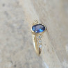 Bague en or jaune 18k -sertie d'un saphir bleu et diamants