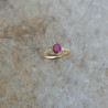 Une bague en or jaune 18k sertie au centre d'un rubis et de diamants