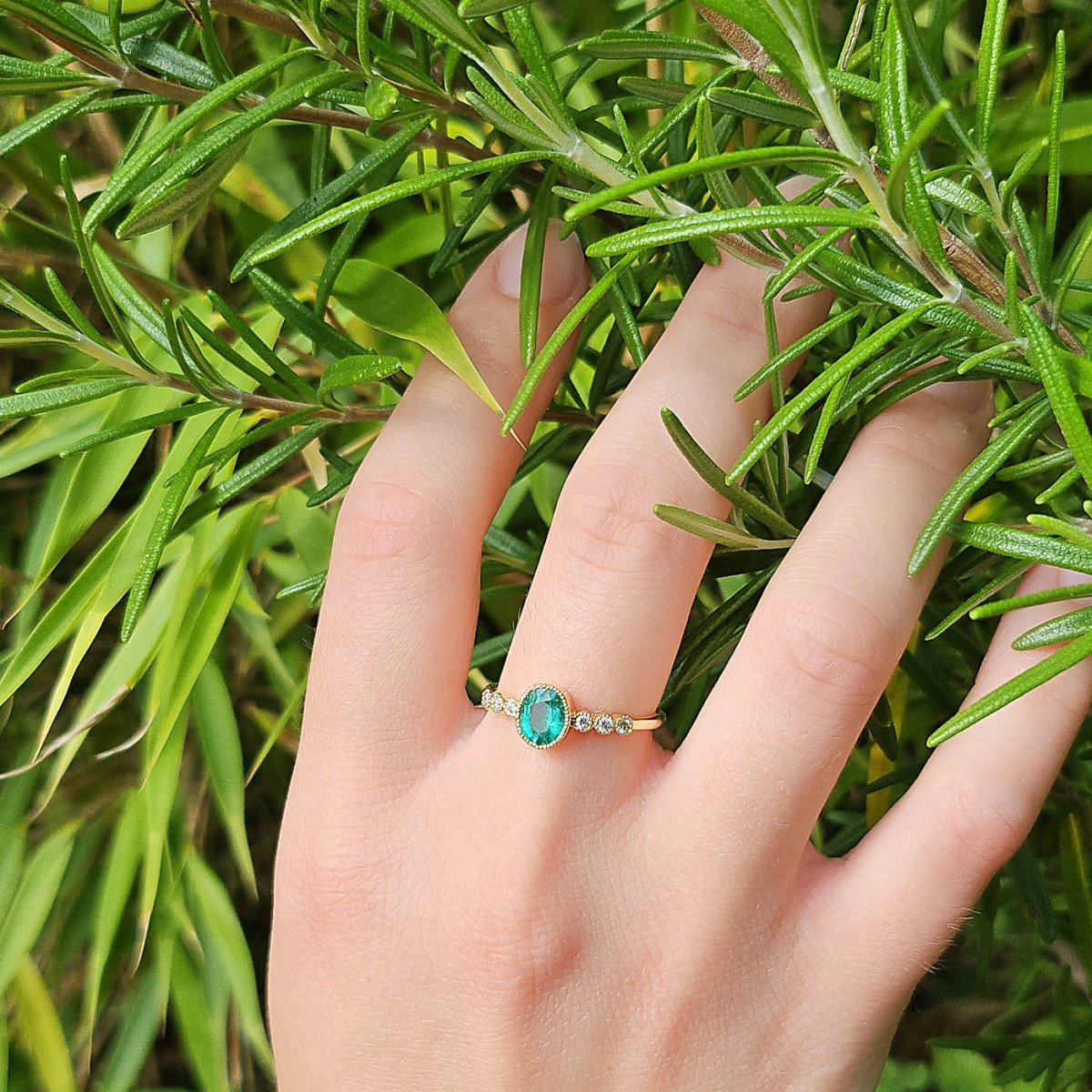 Bague en or jaune 18k sertie perlée d'une émeraude au centre et de diamants sur les côtés Bague en or jaune 18k sertie perlée d'une émeraude au centre et de diamants sur les côtés