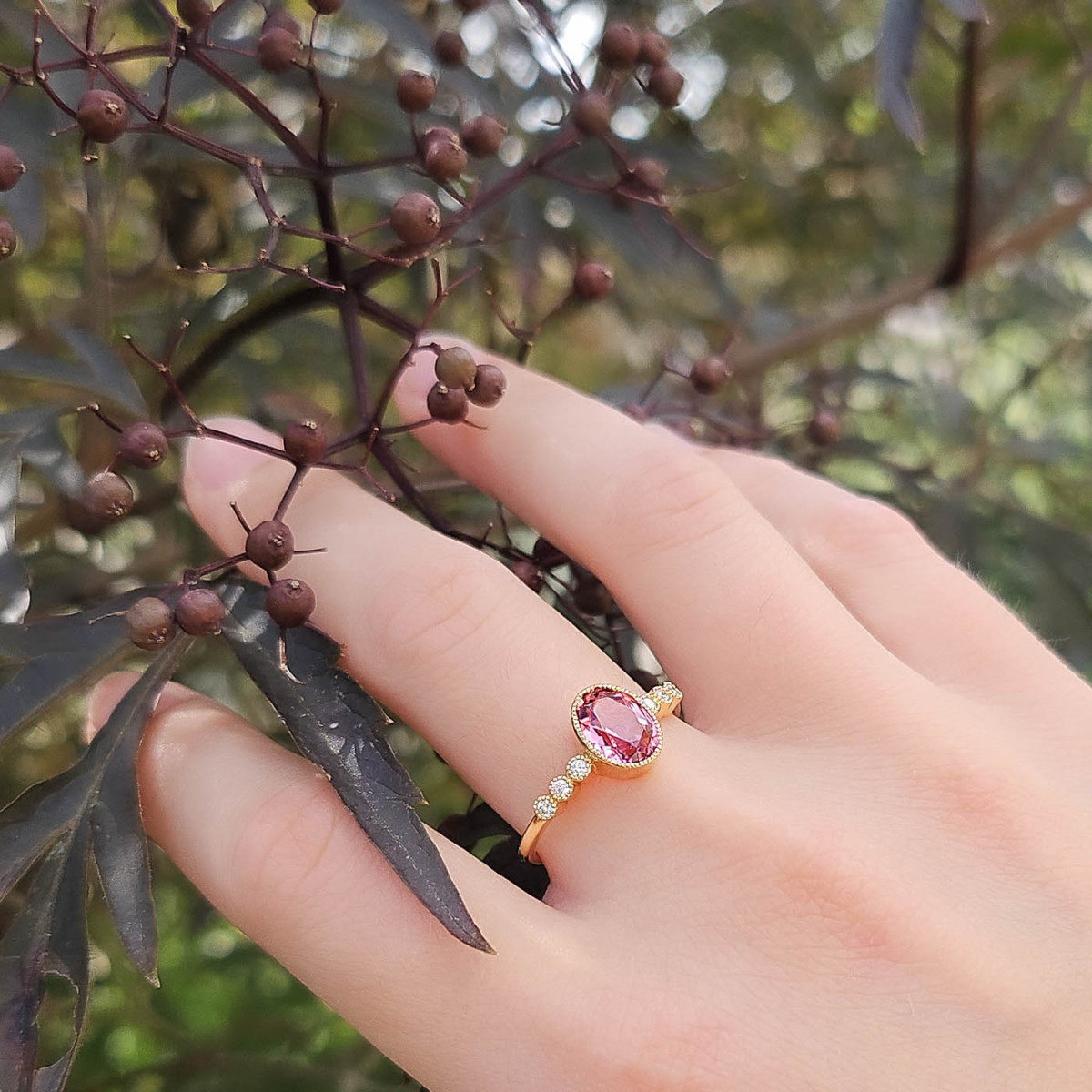 Une bague en or jaune 18k sertie d'une tourmaline accompagné de diamants