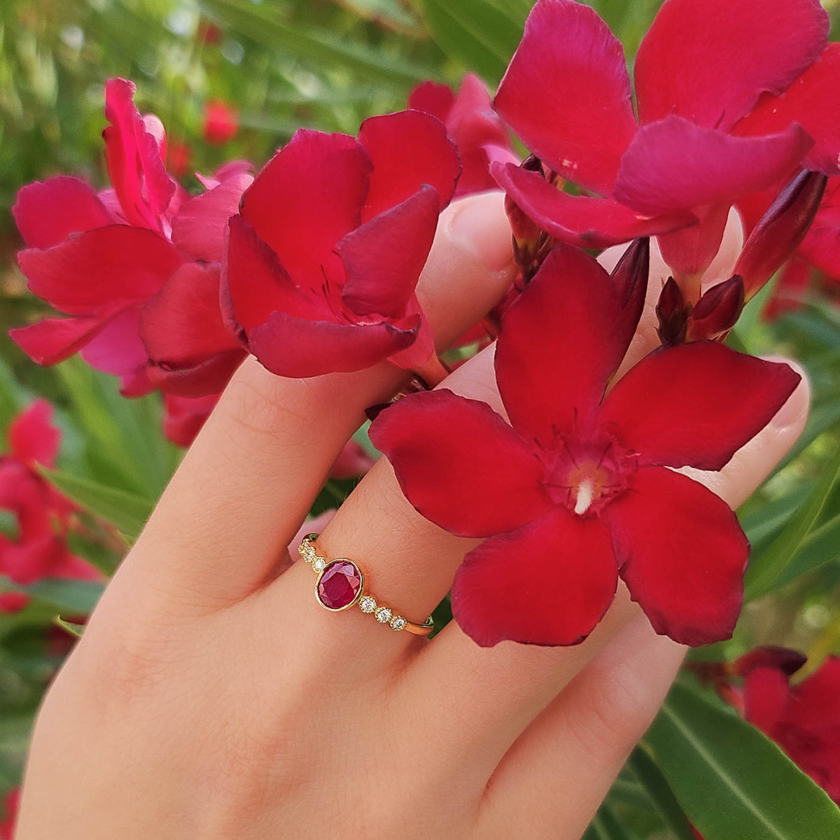 Une bague en or jaune 18k sertie d'un rubis au centre et de diamants au serti perlé Une bague en or jaune 18k sertie d'un rubis au centre et de diamants au serti perlé