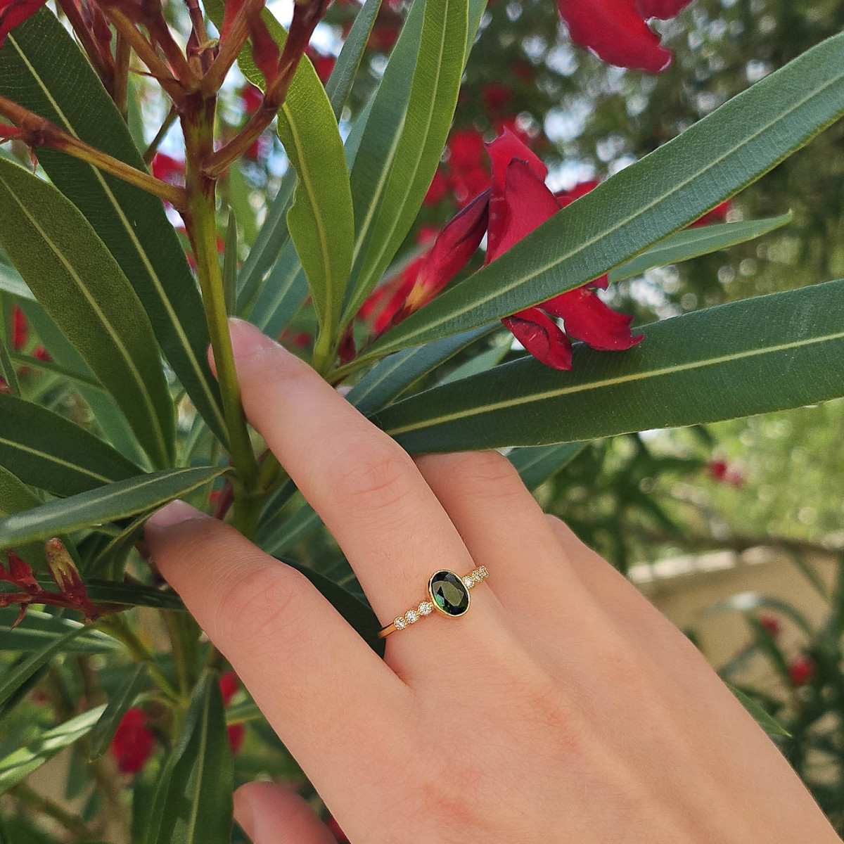 Bague or jaune 18k sertie d'une diopside et de diamants Bague or jaune 18k sertie d'une diopside et de diamants
