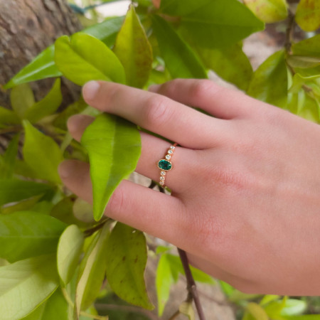Une bague émeraude et diamants, serti perlé