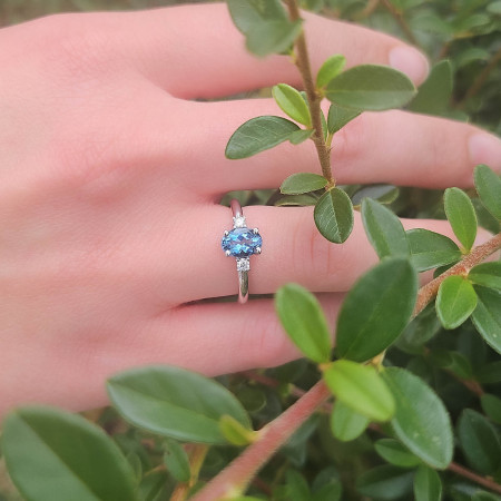 Une bague en or blanc 18k sertie au centre d'une aigue-marine accompagnée de 2 diamants