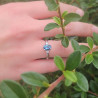 Une bague en or blanc 18k sertie au centre d'une aigue-marine accompagnée de 2 diamants
