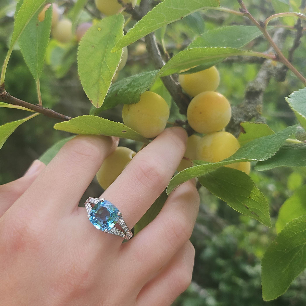 Une bague en or blanc 18k, serti au centre d'une aigue-marine et accompagné de pavage diamants Une bague en or blanc 18k, serti au centre d'une aigue-marine et accompagné de pavage diamants
