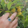 Une bague en or blanc 18k, serti au centre d'une aigue-marine et accompagné de pavage diamants