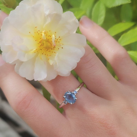 Bague or blanc 18k au centre une aigue-marine, accompagnée de 2 diamants