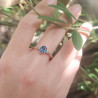 Une bague en or blanc 18k sertie au centre d'une aigue-marine et de 2 diamants sur le corps