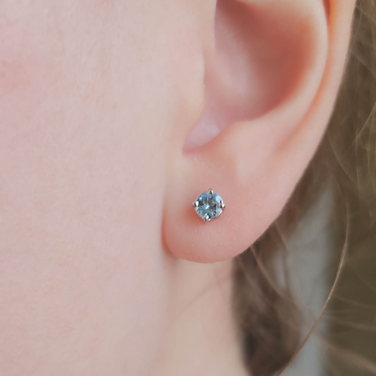 Puces d'oreille en or blanc 18k serties d'aigue-marine Puces d'oreille en or blanc 18k serties d'aigue-marine
