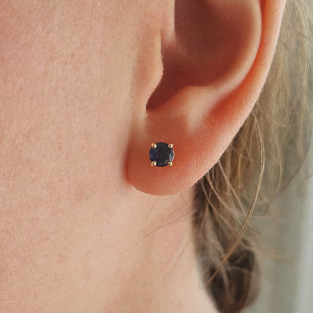 Puces d'oreille en or jaune 18k serties de saphirs bleus