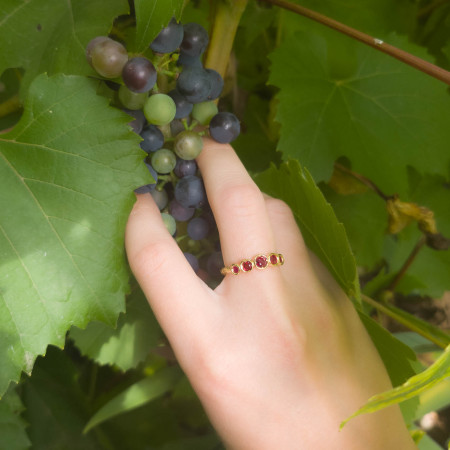 Une bague cépage en or jaune 18k sertie de rubis-corps en cep de vigne