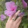Bague en or jaune sertie d'une émeraude et double pavage diamants