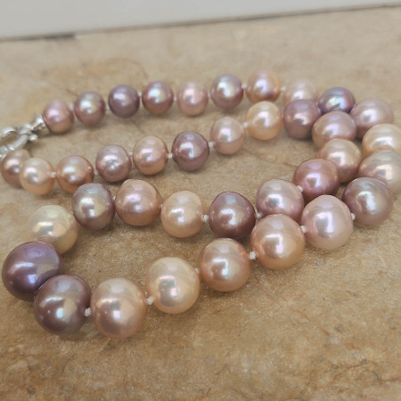 Multitude de couleurs sur le collier de perles d'eau douce