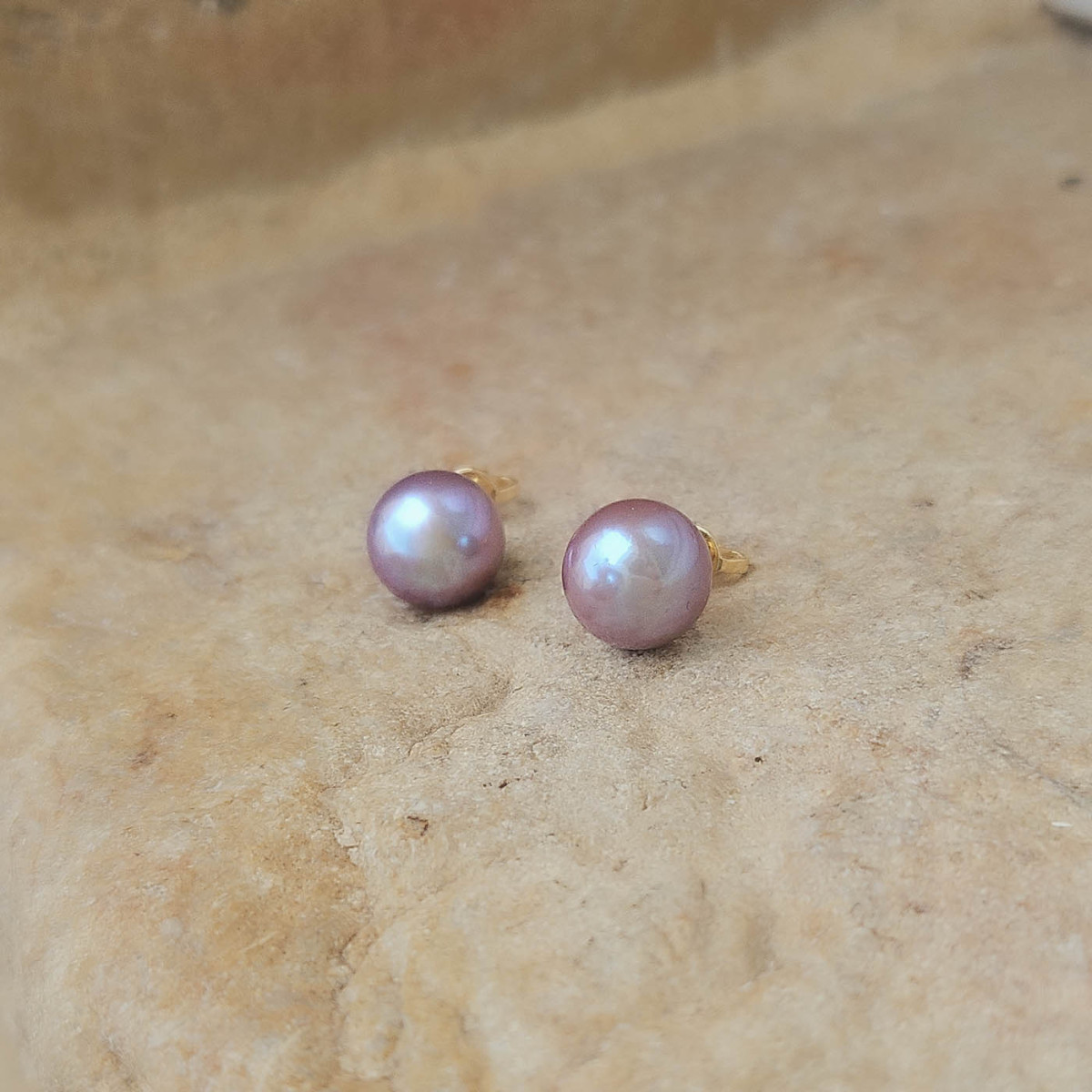 Perles d'eau douce couleur naturelle, monture en or jaune 18k Perles d'eau douce couleur naturelle, monture en or jaune 18k