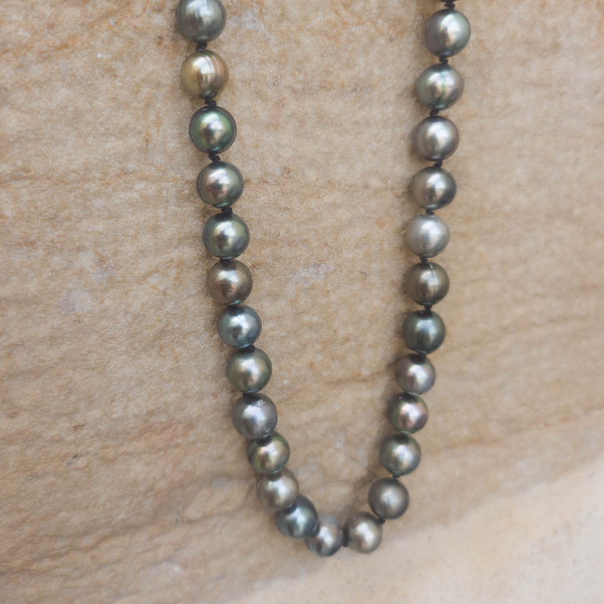 Collier de perles de Tahiti baroques et multicolor. Collier de perles de Tahiti baroques et multicolor.