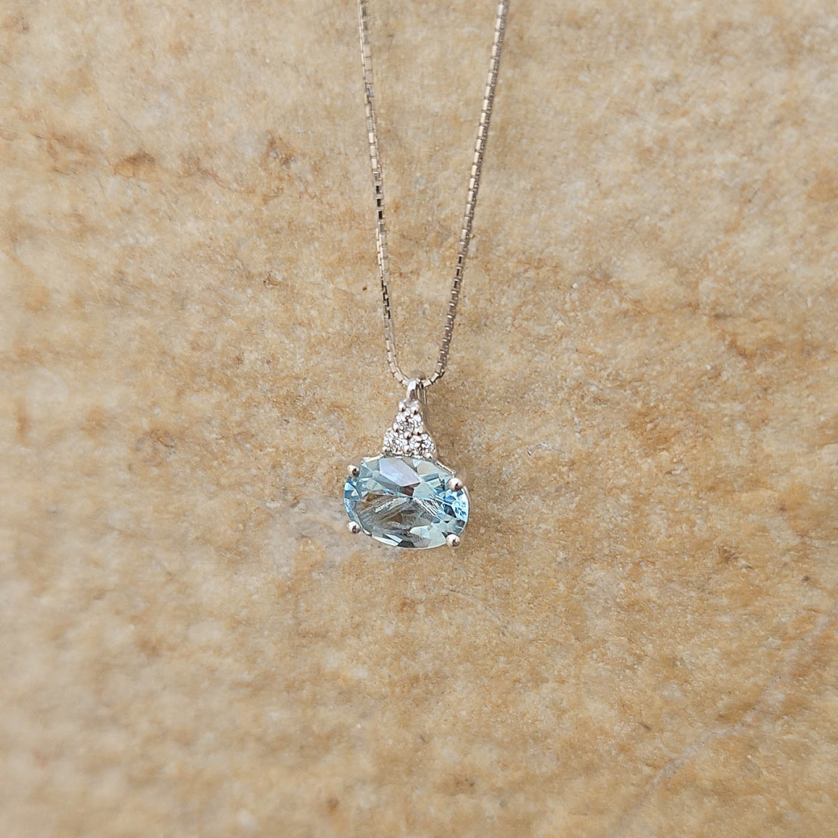 Aigue-marine montée en pendentif sur chaîne or blanc 18k