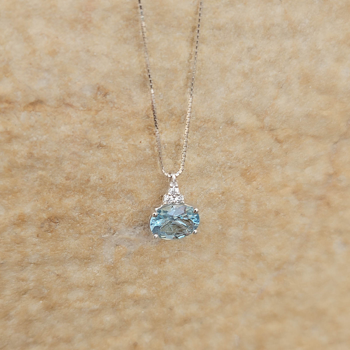 Pendentif aigue-marine et diamants sur chaîne or blanc 18k Pendentif aigue-marine et diamants sur chaîne or blanc 18k