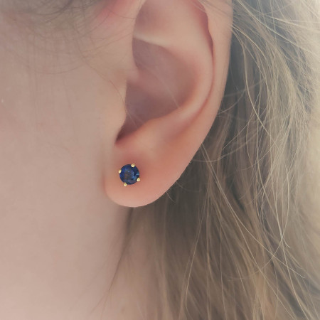Puces d'oreille en or jaune 18k et saphirs bleus