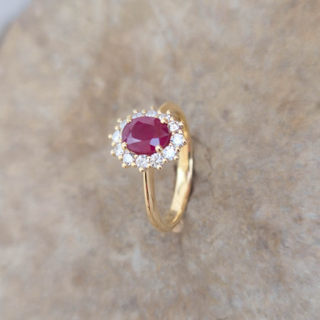 Bague en or jaune 18k sertie d'un rubis et entourage diamants