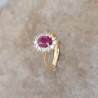 Bague en or jaune 18k sertie d'un rubis et entourage diamants