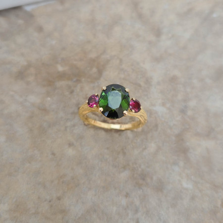 Une bague en or jaune 18k, le corps travaillé comme un cep de vigne