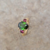 Une bague cépage sertie d'une tourmaline verte et de rhodolites