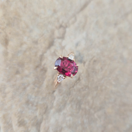 Une bague sertie d'une rubellite et de diamants poires