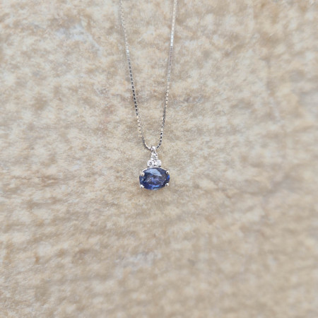 Pendentif en or blanc 18k serti d'un saphir bleu et de diamants
