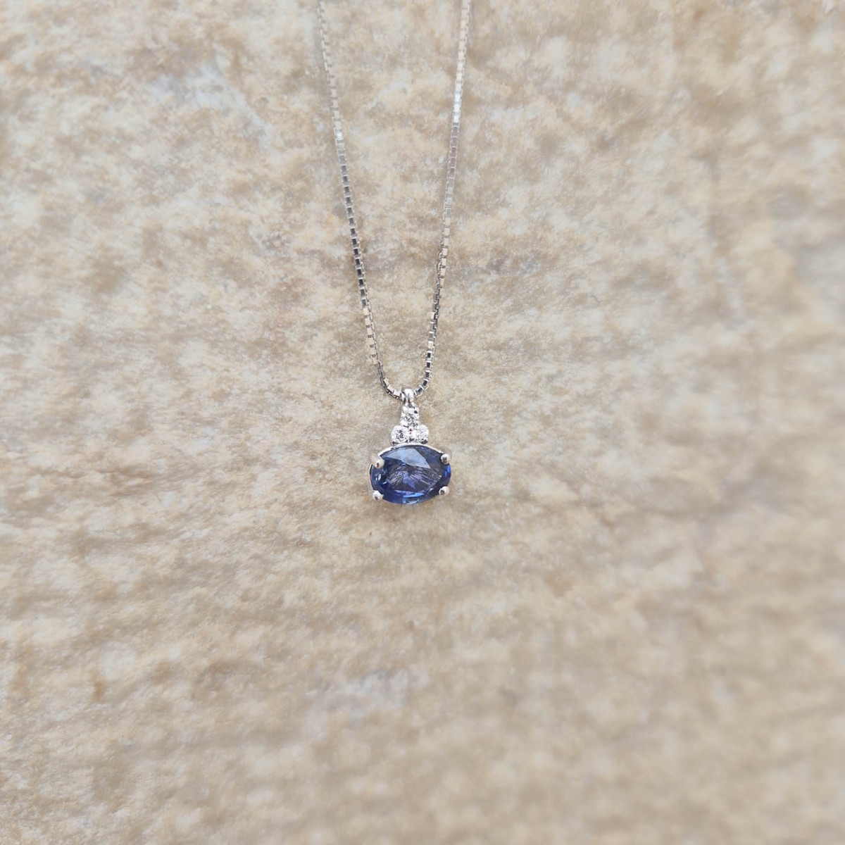 Pendentif en or blanc 18k serti d'un saphir bleu et de diamants