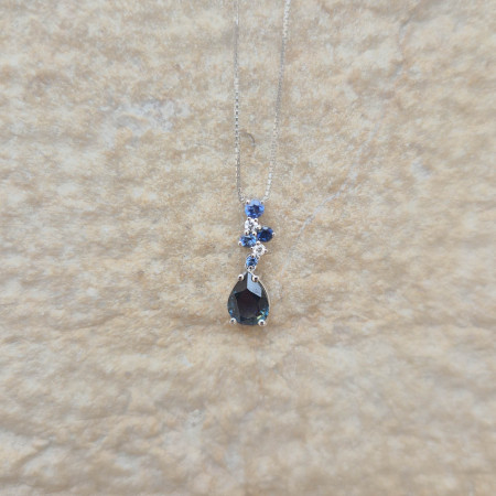 Un pendentif multi-saphirs et diamants sur chaine maille vénitienne en or blanc 18k