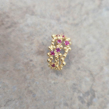 Les grumes en or jaune 18k symbolisent les raisins, les rubis le cépage