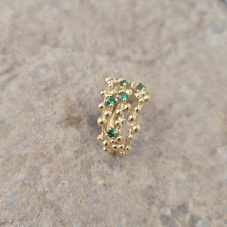 Une bague grumes en or jaune 18k sertie de tsavorites