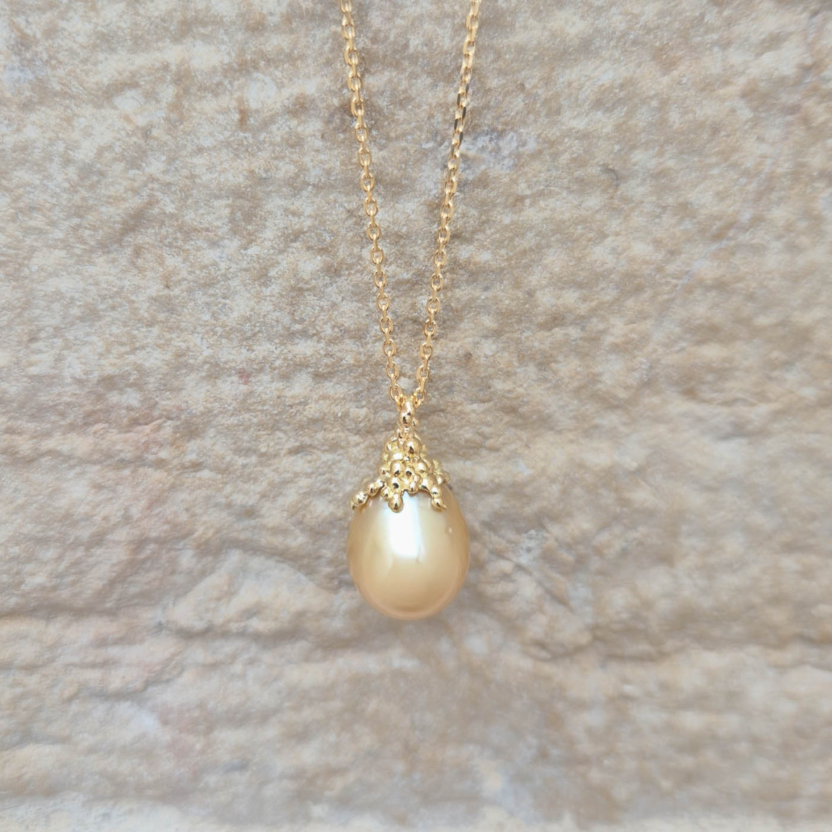 Pendentif grumes avec perle Gold sur chaine en or jaune 18k