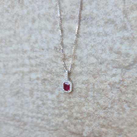 Un pendentif or blanc 18k serti d'un rubis et de diamants