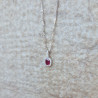 Un pendentif or blanc 18k serti d'un rubis et de diamants