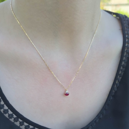 Un pendentif rubis et diamants sur or jaune 18k