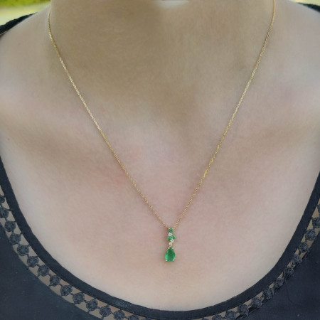 Un pendentif en or jaune 18k sertie d'une émeraude, de tsavorites et de diamants