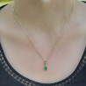 Un pendentif en or jaune 18k sertie d'une émeraude, de tsavorites et de diamants