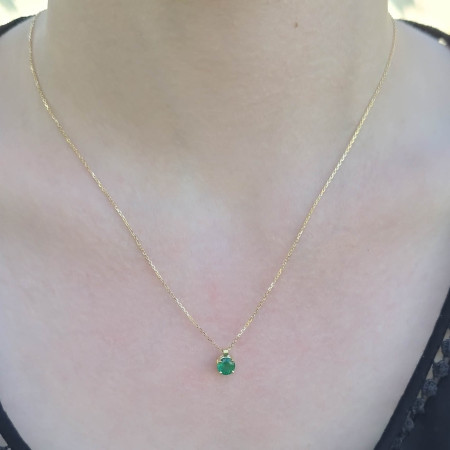 Un pendentif émeraude sertie sur or jaune accompagné d'une chaine or jaune 18k