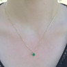 Un pendentif émeraude sertie sur or jaune accompagné d'une chaine or jaune 18k