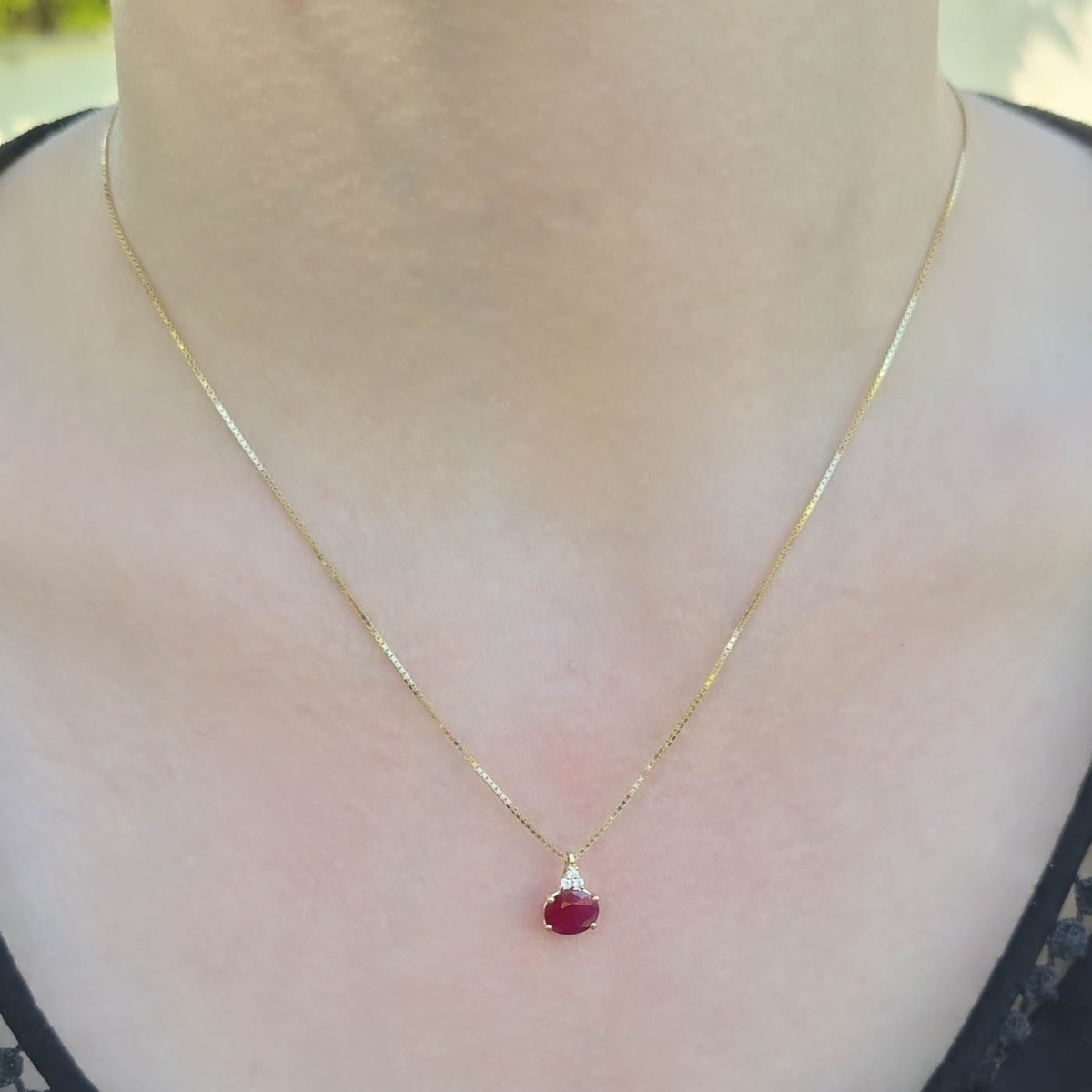 Un pendentif rubis et diamants sur or jaune 18k