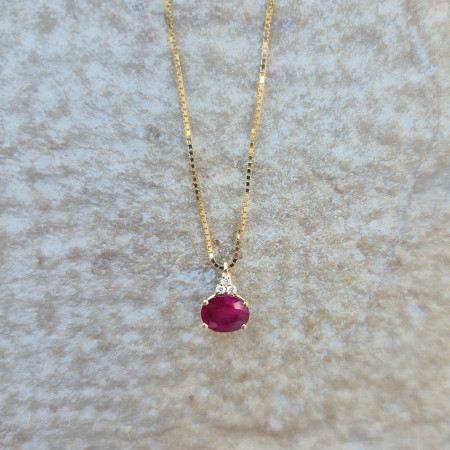 Un pendentif rubis et diamants sur or jaune 18k avec une chaîne maille vénitienne en or jaune 18k