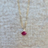 Un pendentif rubis et diamants sur or jaune 18k avec une chaîne maille vénitienne en or jaune 18k